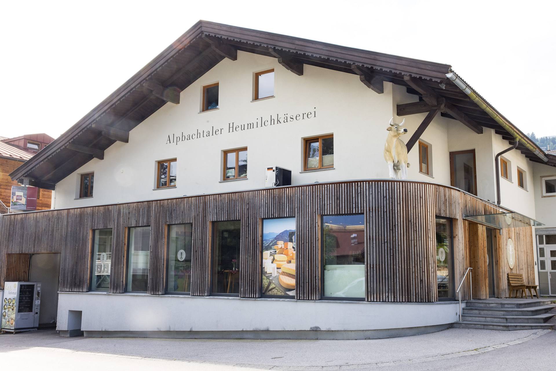 Ein Foto der Alpbachtaler Heumilchkäserei von außen.