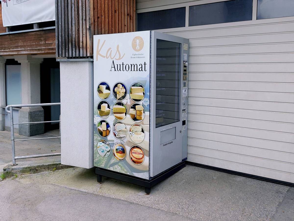 Der Kasautomat der Käserei mit einer Vielzahl an Käseprodukten